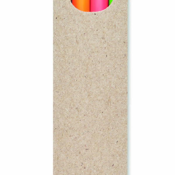 4 crayons surligneurs dans une